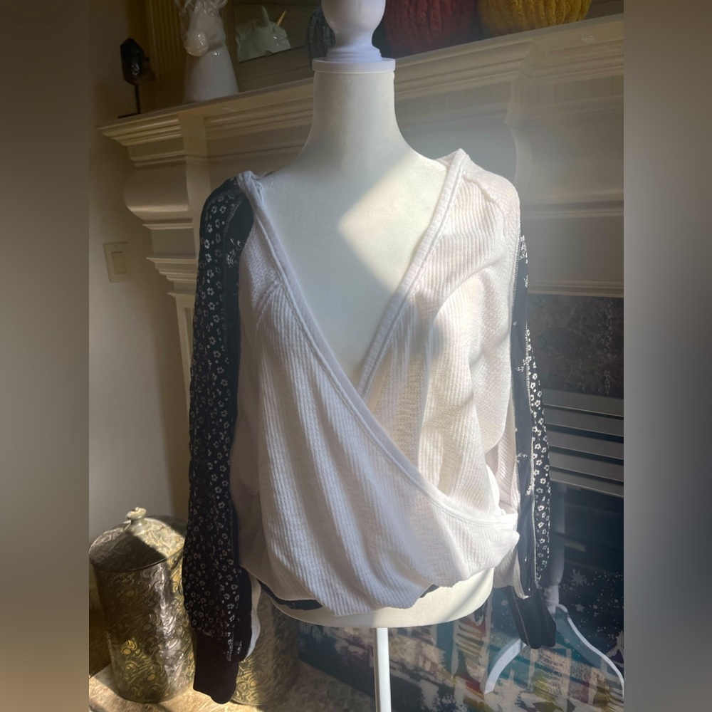 Free People Thermal Wrap with Printed Sleeves and Belted Waist 🖤🤍🖤